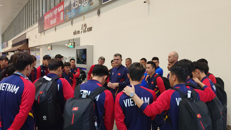 Người thầy Cristiano Roland dặn dò các học trò trước khi trở về tập luyện và thi đấu tại câu lạc bộ. (Ảnh: VFF)