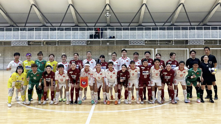 Các cầu thủ hai đội cùng ban trọng tài chụp hình lưu niệm. (Ảnh: VFF)