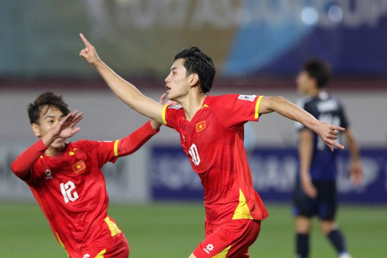 Gia Bảo (10) ghi bàn mang về 1 điểm quý giá cho U17 Việt Nam. (Ảnh: VFF)