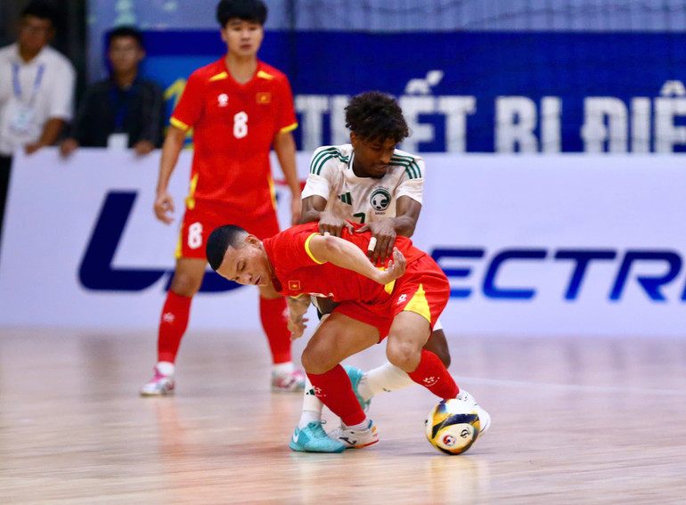 Đội tuyển futsal Saudi Arabia nỗ lực thi đấu khi bị dẫn bàn. (Ảnh: VFF)