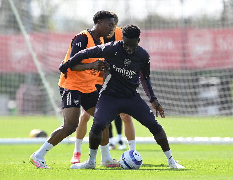 Saka tích cực tập luyện trước thềm "đại chiến". (Ảnh: ArsenalFC)