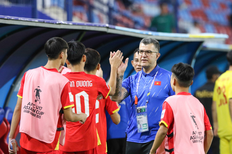 Huấn luyện viên Cristiano Roland chúc mừng các học trò sau trận đấu trước đối thủ mạnh. (Ảnh: VFF)