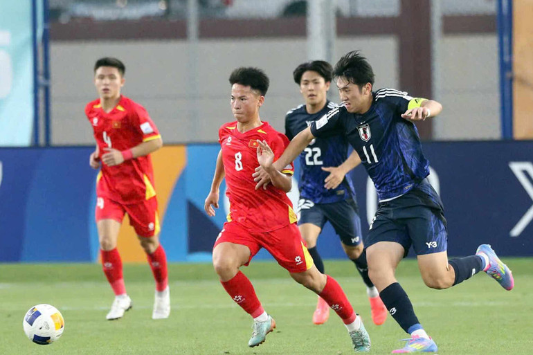 Mặc dù bị dẫn trước, các cầu thủ U17 Việt Nam vẫn thi đấu nỗ lực. (Ảnh: VFF)