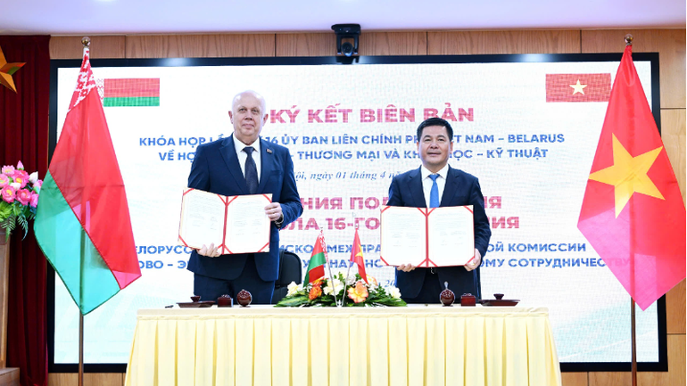 Bộ trưởng Nguyễn Hồng Diên và Phó Thủ tướng Anatoly Sivak ký biên bản khóa họp lần thứ 16 Ủy ban liên Chính phủ Việt Nam-Belarus