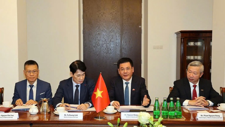 Bộ trưởng Nguyễn Hồng Diên và các thành viên trong đoàn công tác.