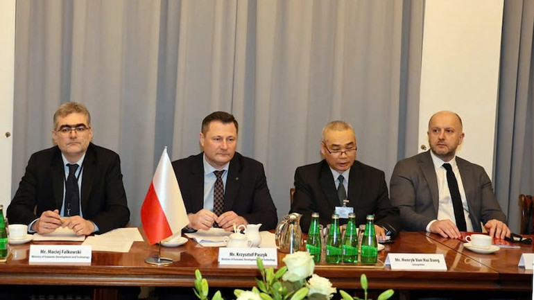 Bộ trưởng Krzysztof Paszyk phát biểu tại cuộc họp.