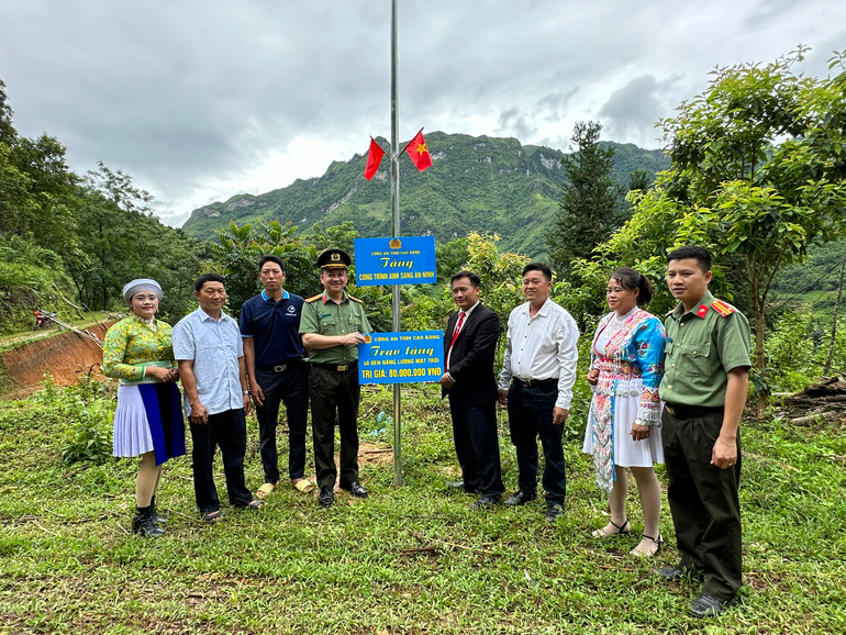 Đại diện chính quyền và cơ quan chức năng trao tặng công trình “Ánh sáng an ninh” cho điểm nhóm Tin lành người H'Mông xóm Nà Ca và người dân xóm Nà Ca, thị trấn Pác Miầu.