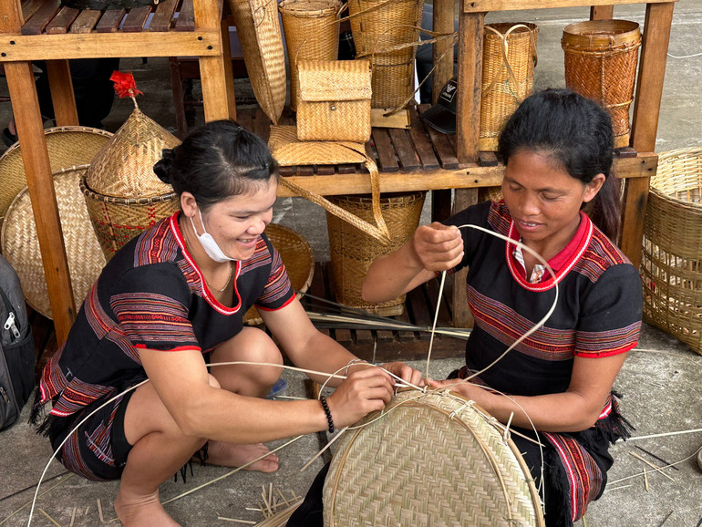 Thi đan lát tại lễ hội sâm Ngọc Linh lần thứ V.