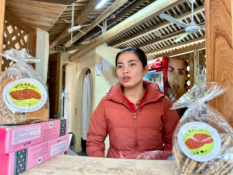 Chị Hoàng Thị Hiên giới thiệu các sản phẩm của Hợp tác xã.