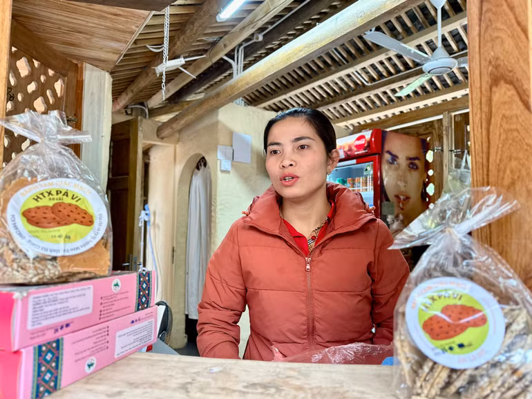 Chị Hoàng Thị Hiên giới thiệu các sản phẩm của Hợp tác xã. Chị Hoàng Thị Hiên giới thiệu các sản phẩm của Hợp tác xã.