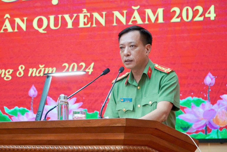 Đại tá Lâm Văn Vinh, Phó Giám đốc Công an tỉnh, Phó Trưởng ban thường trực Ban Chỉ đạo về nhân quyền tỉnh Phú Thọ phát biểu tại Hội nghị