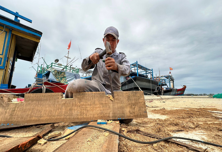 Các dịch vụ hậu cần nghề cá tại cảng như chế biến hải sản; khu sửa chữa tàu cá,... giúp ngư dân yên tâm vươn khơi bám biển Các dịch vụ hậu cần nghề cá tại cảng như chế biến hải sản; khu sửa chữa tàu cá,... giúp ngư dân yên tâm vươn khơi bám biển