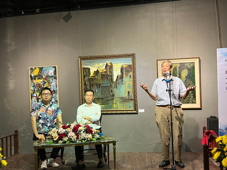 Nhà thơ Nguyễn Thụy Kha (đứng) chia sẻ cảm nhận về cuốn sách "Biến tấu của ký ức". Nhà thơ Nguyễn Thụy Kha (đứng) chia sẻ cảm nhận về cuốn sách "Biến tấu của ký ức".