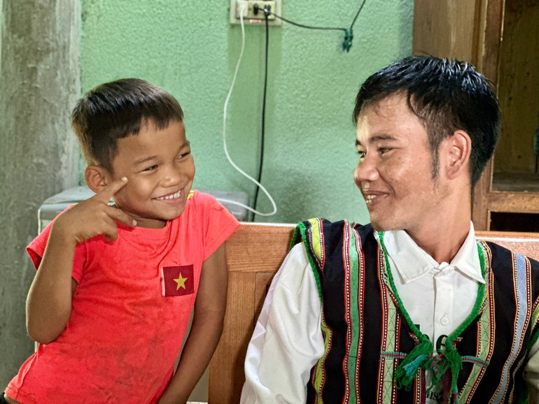 Anh Hồ Văn Huân và con trai.