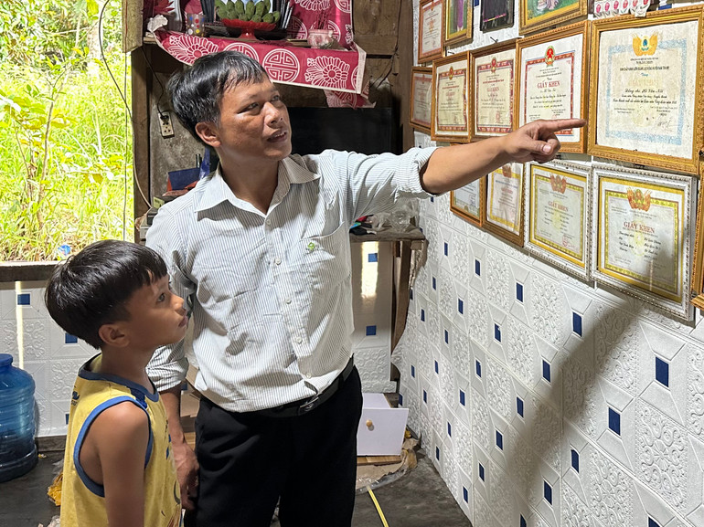 Anh Hồ Văn Nái giáo dục cho con trai về truyền thống gia đình.