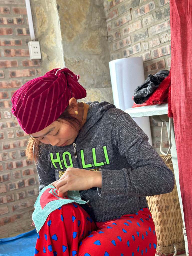 Các sản phẩm của hợp tác xã Lanh Trắng được làm thủ công.