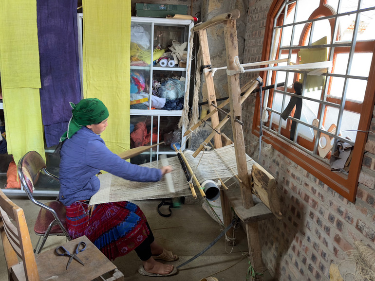 Chị em Hợp tác xã Lanh Trắng duy trì phương thức dệt thủ công.