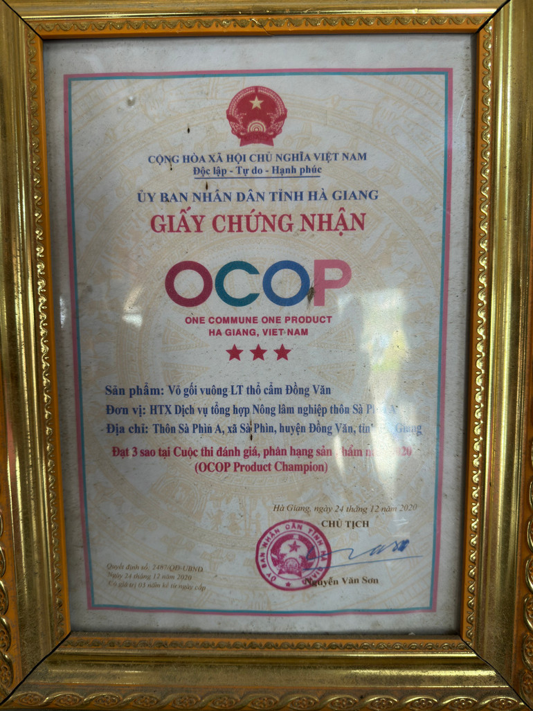 Sản phẩm vỏ gối vuông của Hợp tác xã Lanh Trắng đạt giấy chứng nhận OCOP.