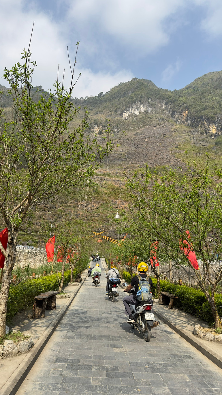 Con đường dẫn vào làng văn hóa du lịch cộng đồng dân tộc H’Mông.