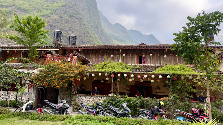 Cuối tuần lượng khách đến với làng văn hóa tăng mạnh.