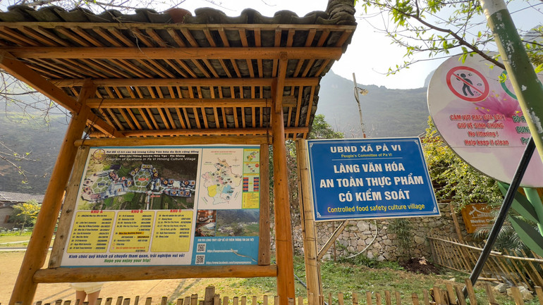 Biển hướng dẫn tại làng văn hóa du lịch cộng đồng dân tộc H’Mông.
