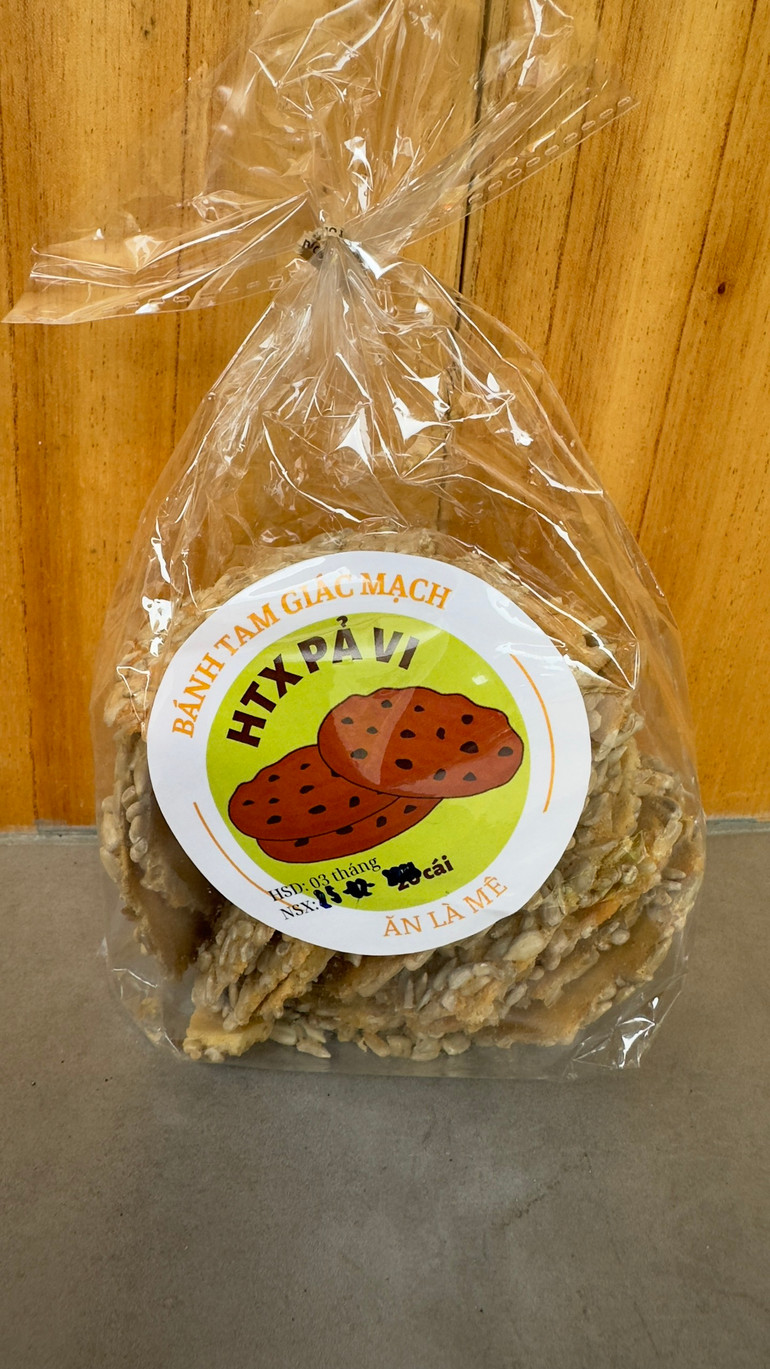 Bánh tam giác mạch do chị Hoàng Thị Hiên tự tay làm để phục vụ khách du lịch.