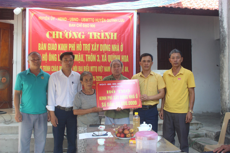 Hỗ trợ kinh phí xây dựng, sửa chữa nhà cho người nghèo, người có hoàn cảnh khó khăn huyện Quỳnh Lưu tỉnh Nghệ An. (Ảnh: MTTQ) Hỗ trợ kinh phí xây dựng, sửa chữa nhà cho người nghèo, người có hoàn cảnh khó khăn huyện Quỳnh Lưu tỉnh Nghệ An. (Ảnh: MTTQ)
