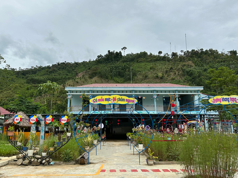 Tại thôn Bàng La, trường mầm non đã được xây dựng với khuôn viên sạch đẹp, cơ sở vật chất tiện nghi.