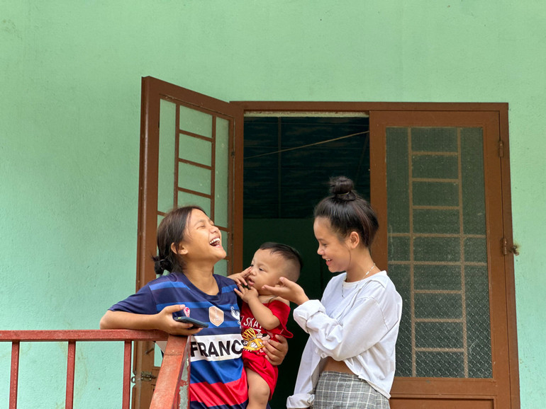 Tại thôn Bàng La, các thế hệ “măng non” tiếp tục chào đời, mang lại sinh khí cho ngôi làng tái định cư.