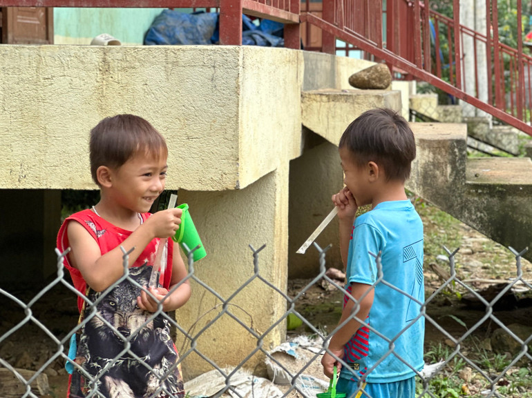 Nụ cười hồn nhiên của trẻ thơ thôn Bàng La.
