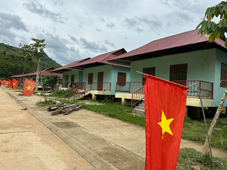 Sau khi bị mất nhà cửa sau vụ sạt lở nghiêm trọng năm 2020, người dân đã được chuyển đến sống tại những ngôi nhà khang trang, kiên cố xây dựng từ nguồn kinh phí xã hội hóa.