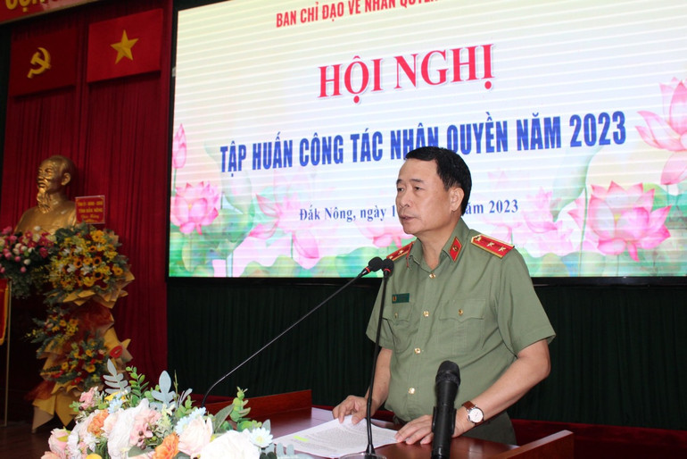 Trung tướng Lê Quốc Hùng, Ủy viên Trung ương Đảng, Thứ trưởng Công an, Phó Trưởng Ban Thường trực Ban Chỉ đạo về Nhân quyền phát biểu chỉ đạo hội nghị. Trung tướng Lê Quốc Hùng, Ủy viên Trung ương Đảng, Thứ trưởng Công an, Phó Trưởng Ban Thường trực Ban Chỉ đạo về Nhân quyền phát biểu chỉ đạo hội nghị.
