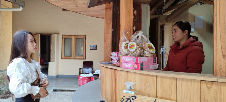 Chị Hoàng Thị Hiên trao đổi với khách hàng.