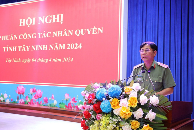 Thiếu tướng Nguyễn Văn Kỷ, Phó Chánh văn phòng Thường trực Ban Chỉ đạo về Nhân quyền Chính phủ phát biểu tại Hội nghị.