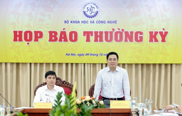 Thứ trưởng Khoa học và Công nghệ Nguyễn Hoàng Giang phát biểu tại họp báo. Thứ trưởng Khoa học và Công nghệ Nguyễn Hoàng Giang phát biểu tại họp báo.