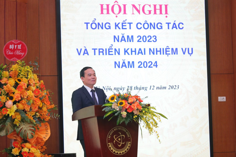 Phó Thủ tướng Trần Lưu Quang phát biểu ý kiến tại hội nghị.