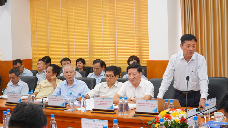 Đại biểu tham luận tại hội thảo.