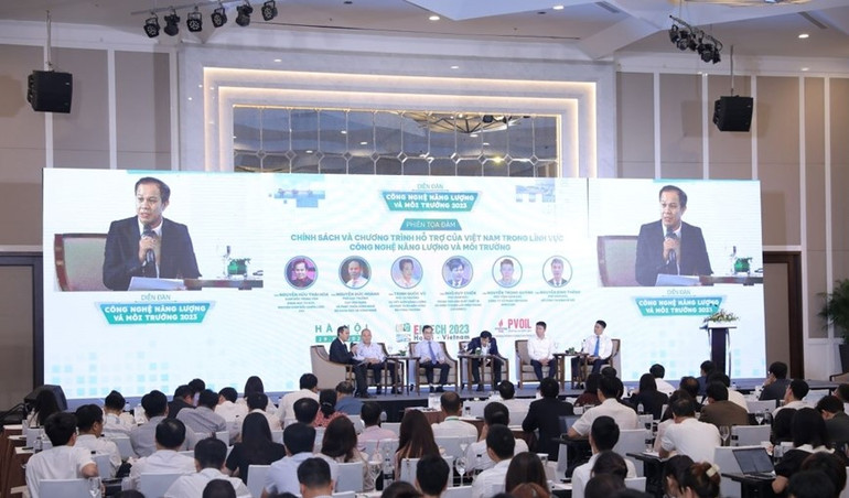 Khách mời tham gia tọa đàm.