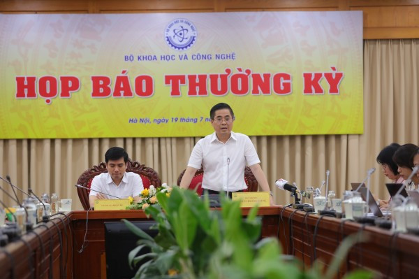 Thứ trưởng Khoa học và Công nghệ Nguyễn Hoàng Giang điều hành họp báo. Thứ trưởng Khoa học và Công nghệ Nguyễn Hoàng Giang điều hành họp báo.