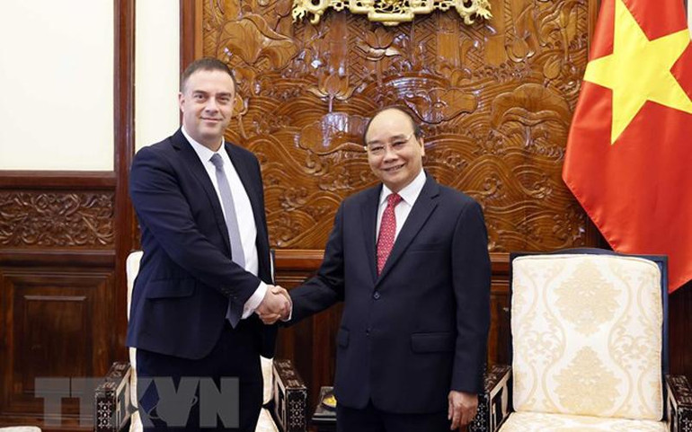 Chủ tịch nước Nguyễn Xuân Phúc tiếp Đại sứ Israel Nadav Eschar đến chào từ biệt. (Ảnh: Thống Nhấ/TTXVN) Chủ tịch nước tiếp các Đại sứ Saudi Arabia, Israel, Azerbaijan chào từ biệt -0