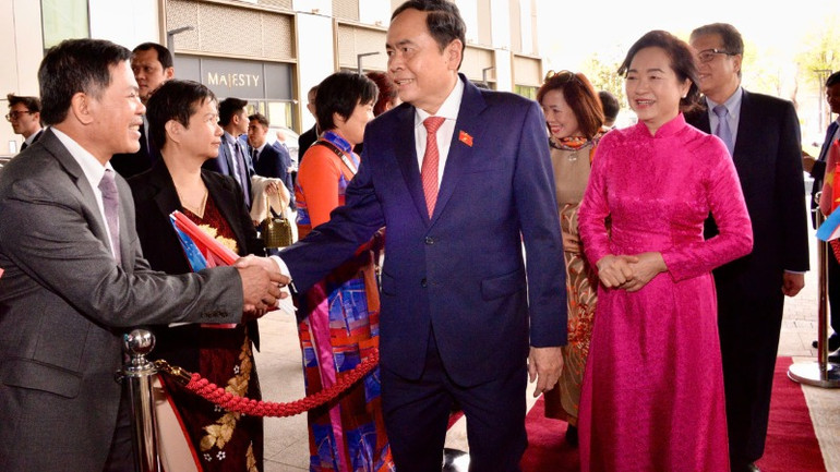 Chủ tịch Quốc hội Trần Thanh Mẫn và Đoàn đại biểu cấp cao Việt Nam bắt đầu chuyến thăm chính thức Cộng hòa Uzbekistan và tham dự Đại hội đồng lần thứ 150 của Liên minh Nghị viện thế giới (IPU-150). Chủ tịch Quốc hội Trần Thanh Mẫn và Đoàn đại biểu cấp cao Việt Nam bắt đầu chuyến thăm chính thức Cộng hòa Uzbekistan và tham dự Đại hội đồng lần thứ 150 của Liên minh Nghị viện thế giới (IPU-150).