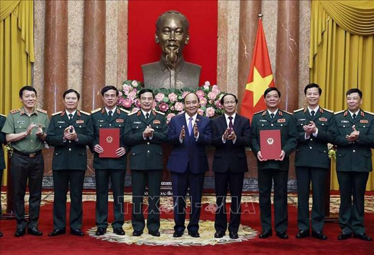Chủ tịch nước Nguyễn Xuân Phúc, Thống lĩnh các lực lượng vũ trang nhân dân, Chủ tịch Hội đồng Quốc phòng và An ninh, Phó Thủ tướng Lê Văn Thành cùng lãnh đạo các bộ, ban, ngành chúc mừng Thượng tướng Ngô Minh Tiến và Lương Đình Hồng. (Ảnh: TTXVN) Chủ tịch nước trao các Quyết định thăng quân hàm lên Thượng tướng Quân đội nhân dân Việt Nam -0