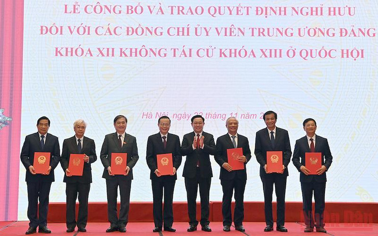 Chủ tịch Quốc hội Vương Đình Huệ trao Quyết định nghỉ hưu cho các đồng chí Ủy viên Trung ương Đảng khóa XII không tái cử khóa XIII ở Quốc hội. (Ảnh: DUY LINH) Trao Huy hiệu Đảng, quyết định nghỉ hưu, huân chương tặng các đại biểu chuyên trách khóa XIV không tái cử -0
