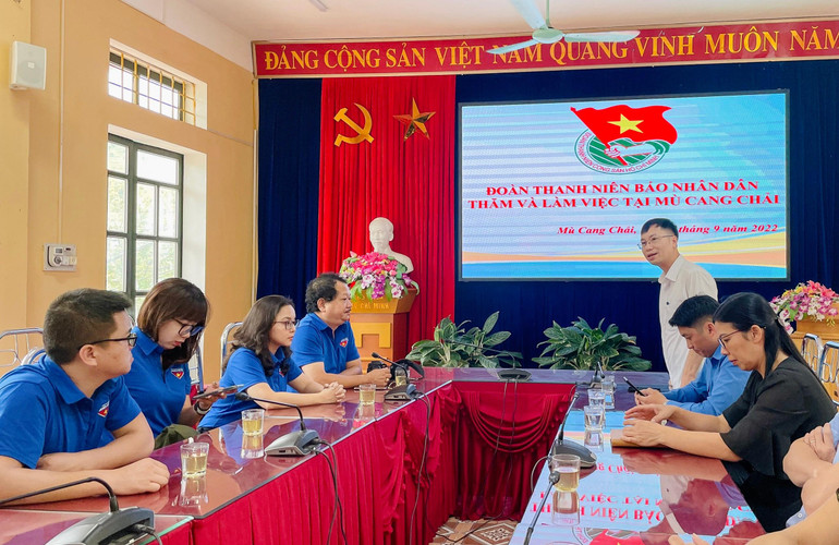 Đoàn Thanh niên Báo Nhân Dân thăm và làm việc với Phòng Giáo dục và Đào tạo huyện Mù Cang Chải, tỉnh Yên Bái.