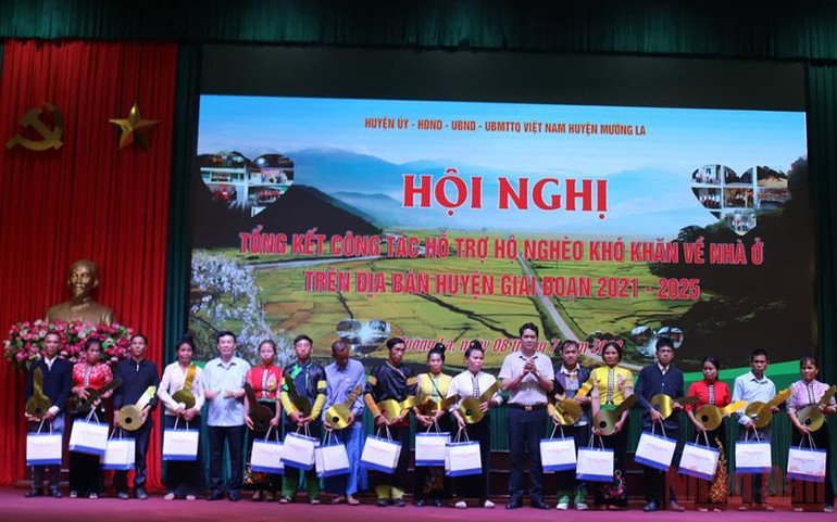 Huyện Mường La đã tổ chức tổng kết công tác hỗ trợ hộ nghèo khó khăn về nhà ở trên địa bàn huyện. Huyện Mường La, Sơn La huy động trên 22 tỷ đồng xóa nhà tạm cho hộ nghèo -0