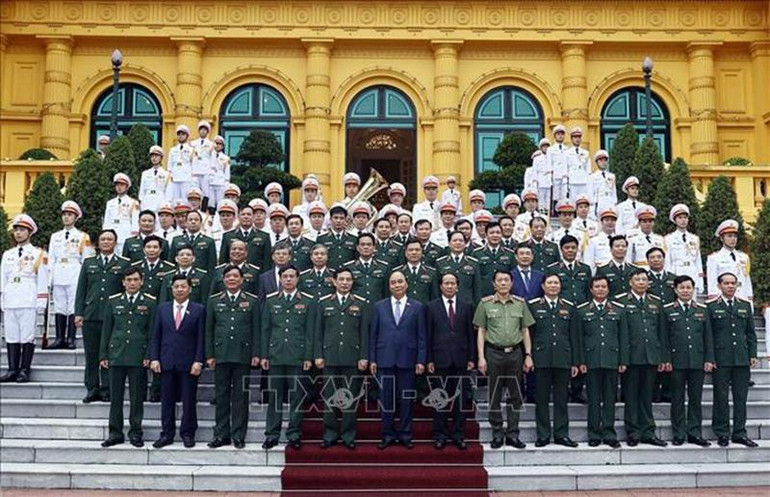 Chủ tịch nước Nguyễn Xuân Phúc, Thống lĩnh các lực lượng vũ trang nhân dân, Chủ tịch Hội đồng Quốc phòng và An ninh và các đại biểu tham dự. (Ảnh: TTXVN) Chủ tịch nước trao các Quyết định thăng quân hàm lên Thượng tướng Quân đội nhân dân Việt Nam -0