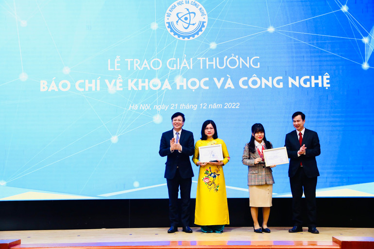 Nhóm tác giả nhận giải Ba.