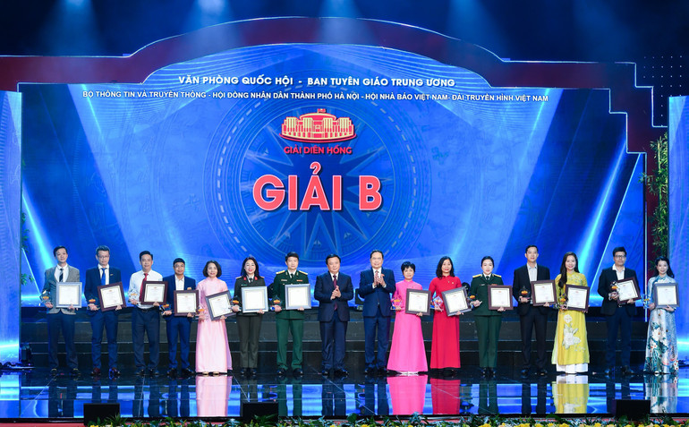 Đồng chí Trần Thanh Mẫn và đồng chí Nguyễn Xuân Thắng trao giải B cho đại diện các nhóm tác giả đoạt giải.