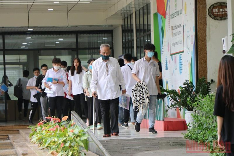 Ông Kỳ nổi bật giữa các thí sinh vì độ tuổi cũng như quyết tâm của mình... Thí sinh thi THPT ở tuổi 82: Khi ông và cháu cùng đi thi -0