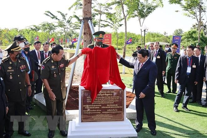 Thủ tướng Phạm Minh Chính và Thủ tướng Campuchia Samdech Techo Hun Sen trồng cây hữu nghị tại khu vực X16. (Ảnh:TTXVN) Minh chứng sống động cho mối quan hệ hữu nghị truyền thống gắn bó giữa hai dân tộc Việt Nam – Campuchia -0